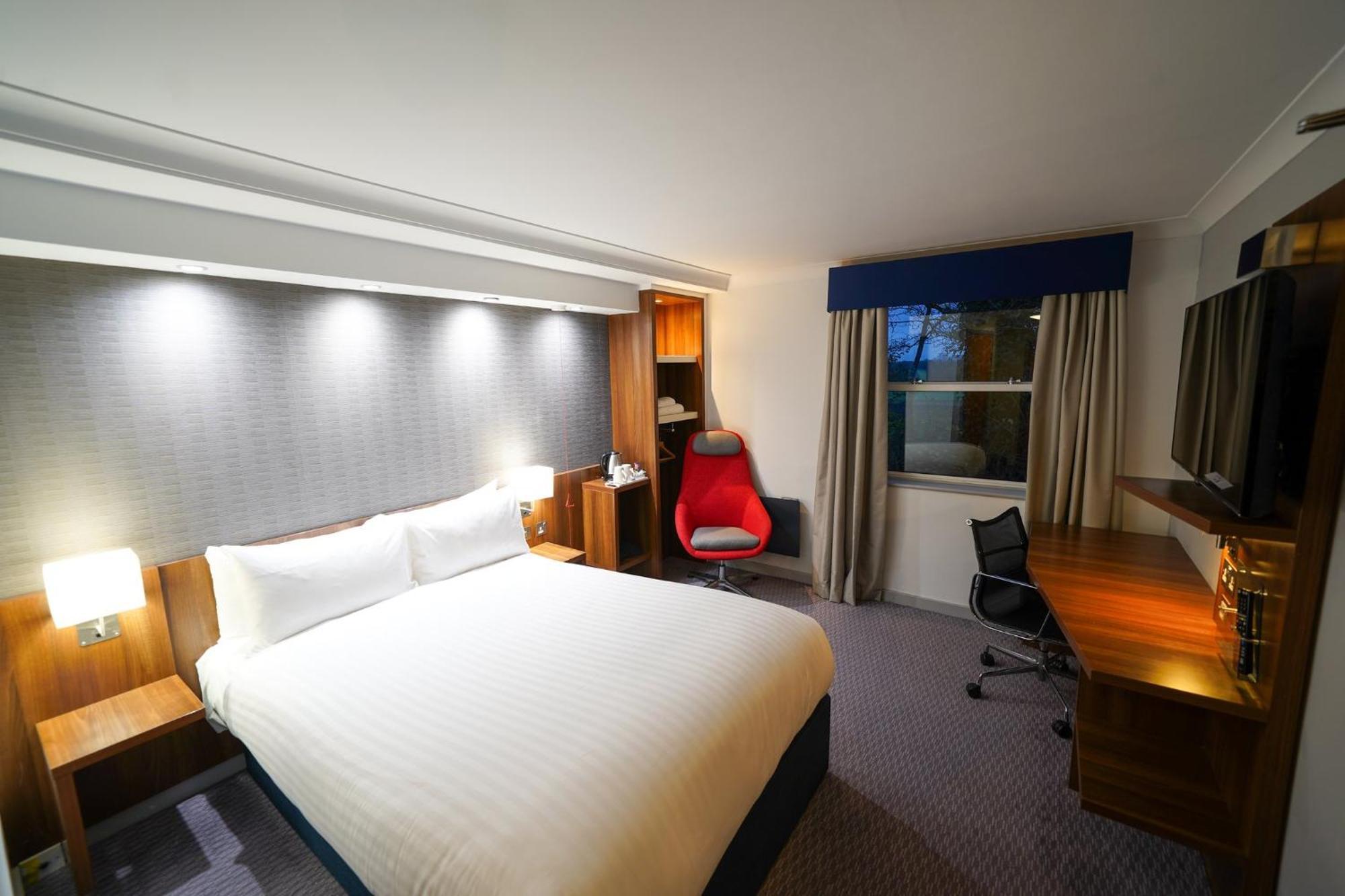 Holiday Inn Express Leeds-East By Ihg Leeds  Ngoại thất bức ảnh
